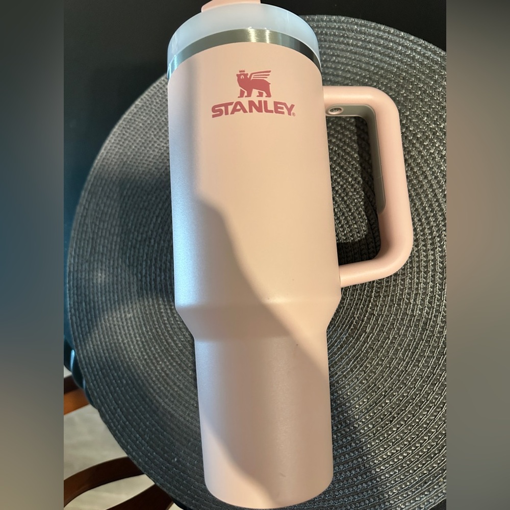 Stanley, 40 ounce quencher pink dusk.